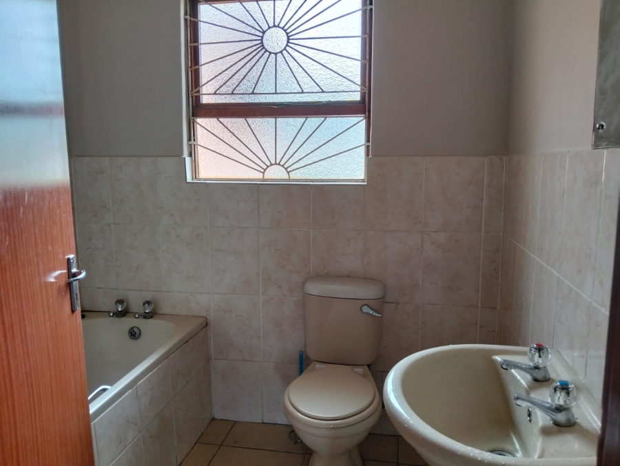 To Let 4 Bedroom Property for Rent in Southernwood Eastern Cape